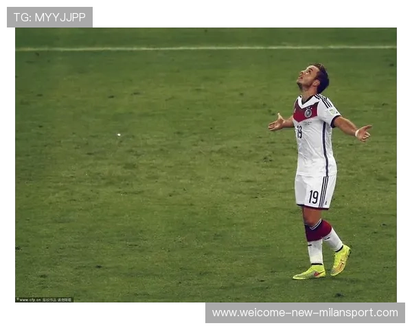 足球反向挑球过人全场高呼，令人叹为观止的技艺展示