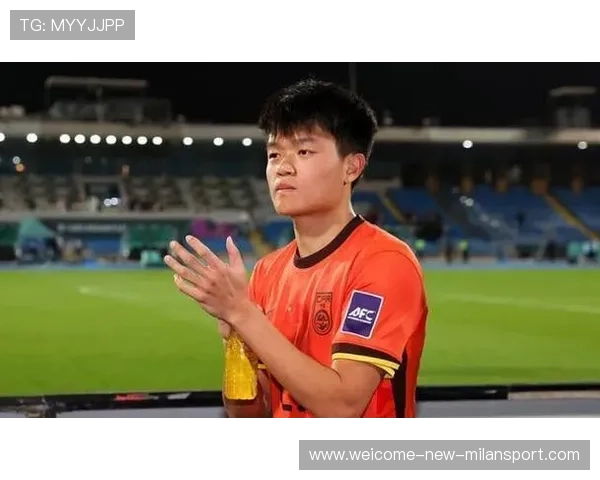 上海海港杨希封堵传中后立刻反击，边路一条龙制造险情